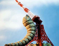 Mothra sous forme de chenille dans le film de 1961 grimpe la Tour de Tokyo.
