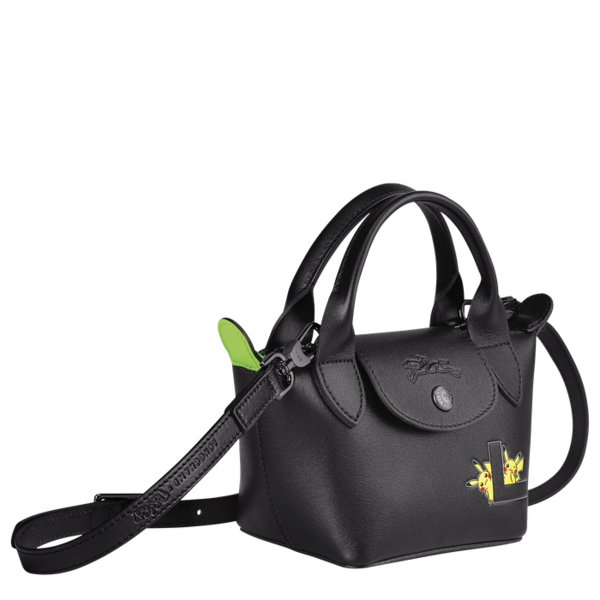 Fichier:Longchamp Petit sac à main logo trois quart.png
