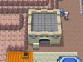 L'extérieur du Marché de Rivamar dans Pokémon Diamant et Perle.