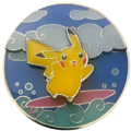Pin's inclut dans le coffret, arrangé pour représenter Pikachu Surfeur.