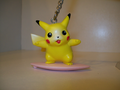 Un porte-clés à l'effigie de Pikachu surfeur.