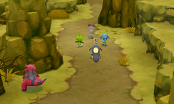 À mi-chemin, Mysdibule remarque qu'un Pokémon les suit…